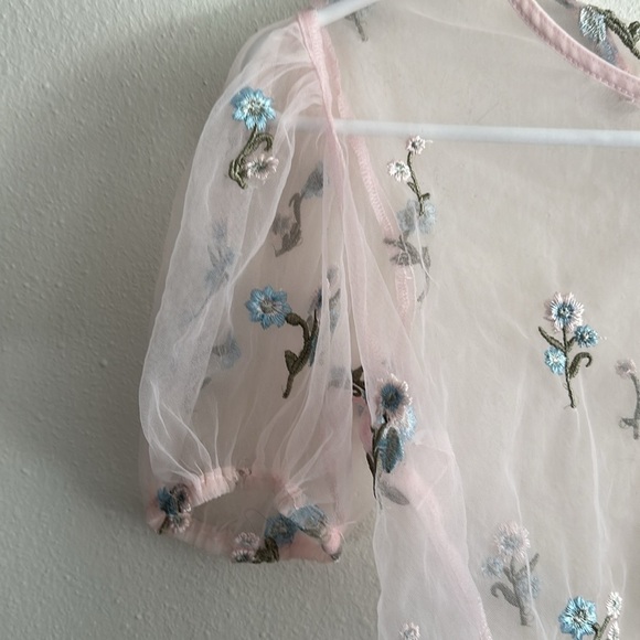 Forever 21 sheer floral cropped shirt size small - Picture 3 of 3